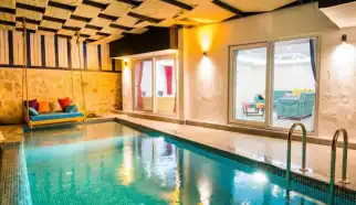 Kalkan Kördere mevkisinde konumlanan Saunalı Özel Havuzlu Balayı Villası Liza bir yatak odalı olup iki kişi kapasitesine sahip